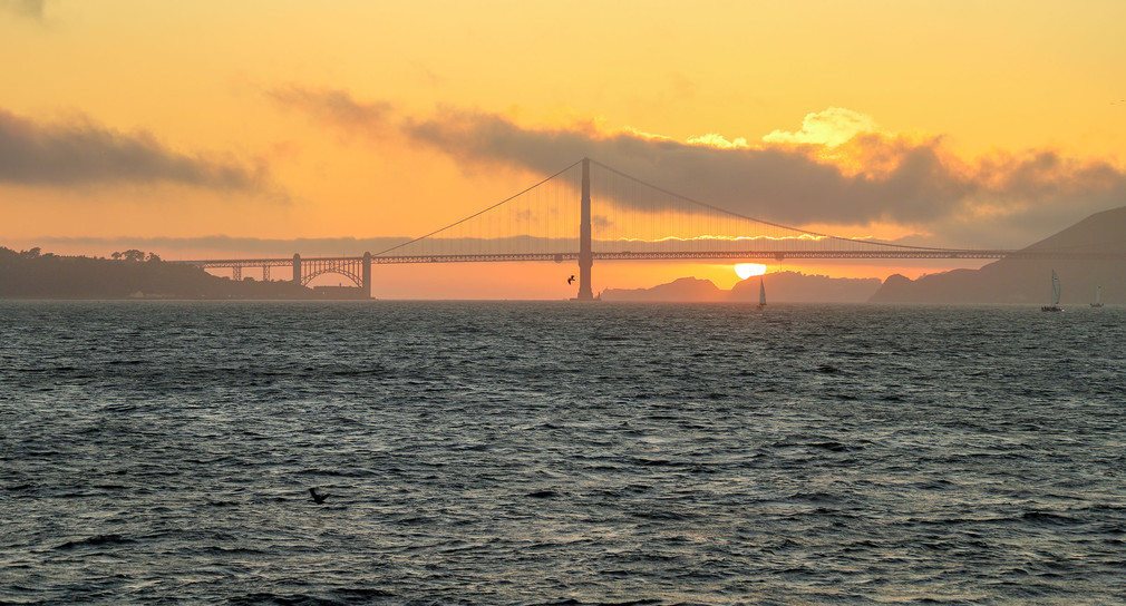 Die Golden Gate Bridge in San Francisco, Kalifornien USA bei Sonnenuntergang.