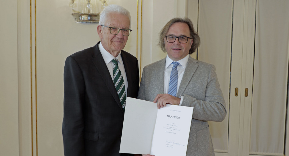 Ministerpräsident Winfried Kretschmann (links) und der neue Regierungspräsident des Regierungsbezirks Freiburg, Carsten Gabbert (rechts)