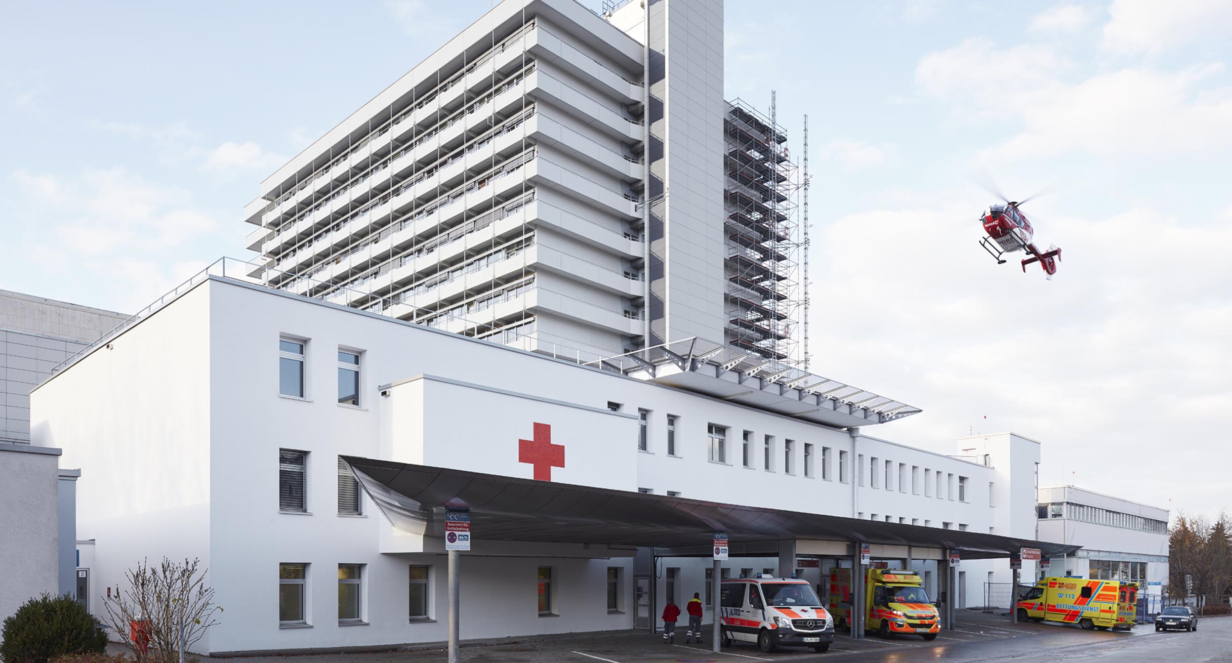 Außenansicht des Klinikums Ludwigsburg mit fliegendem Hubschrauber']